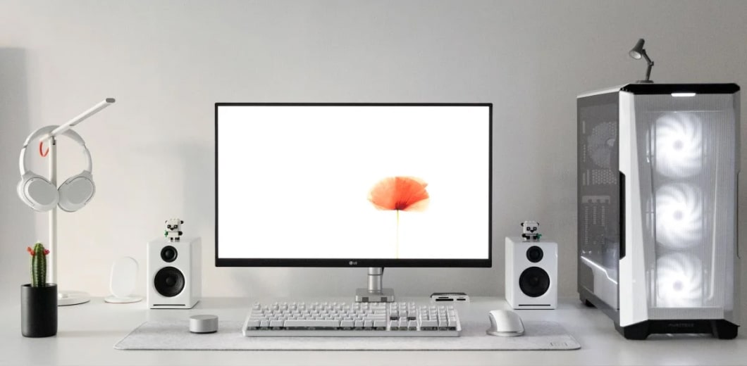3 Minimalist Desk Setups 11 minimalist desk setup pic opt